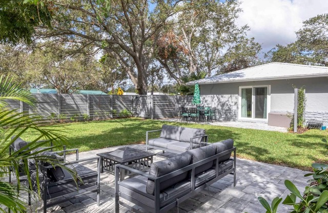 Downtown Sarasota Private Vacation Home - Minutes to Beaches, Beautiful Backyard, and Pet-Friendly!