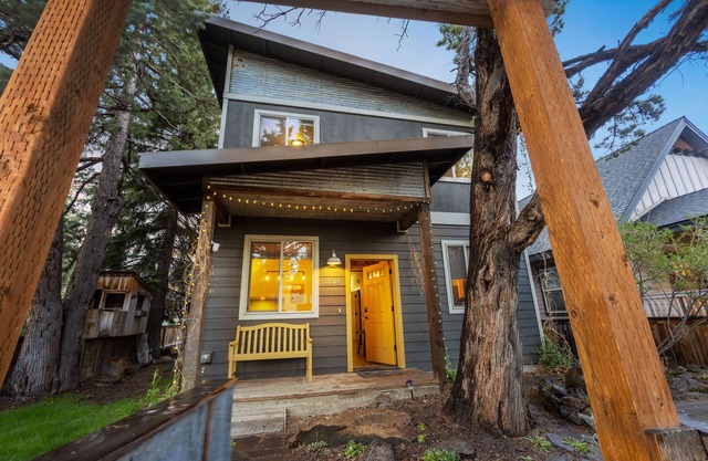 Downtown Sisters Modern Home Ideal Location! Dogs!