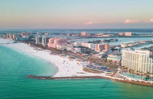 Downtown top floor views W/ Pool,Gym, FREE parking