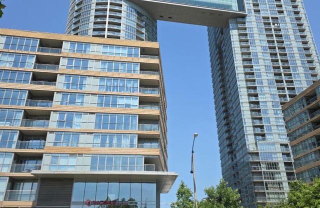 Downtown Toronto Condo, Free indoor parking with amazing view