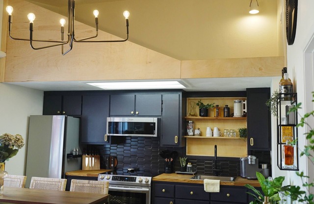 Downtown Vaulted Luxe Haus-near Napa. Walk Downtown. Pet-Friendly!
