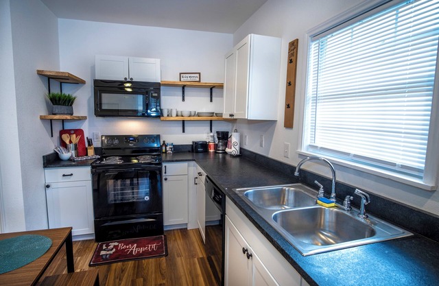 Downtown View Cozy 2br/1ba Home Sleeps 8