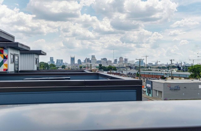 Downtown Views w/ Rooftop Deck! 6min to Broadway!
