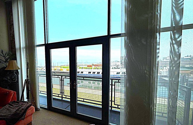 Downtown Waterfront Condo-2Bdr/2Bth