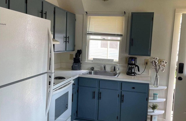 Downtown Waynesboro Location, Walk to Dining/Bars/Brewery Stylish NEW decor! Washer/Dryer in unit