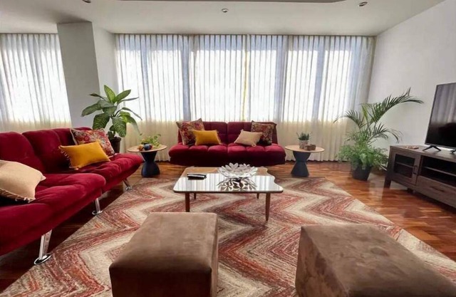 DP4 Spacious apartment, great views of the city