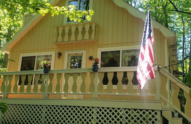 Dragonfly cottage 1/2 mile to Higgins Lake & 6 miles to snow/orv trail systems