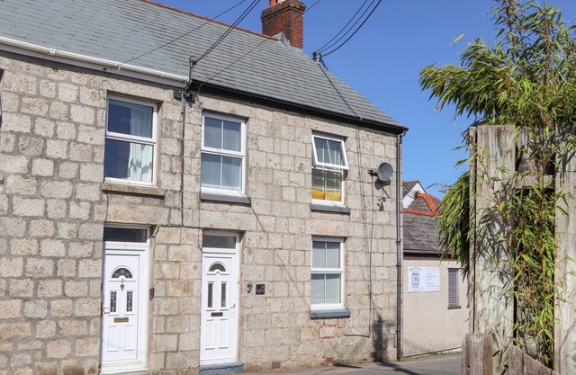 DRAGONFLY COTTAGE, pet friendly, with a garden in St Stephen