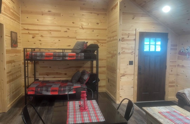 Dragonfly Nest, River views, cabin style