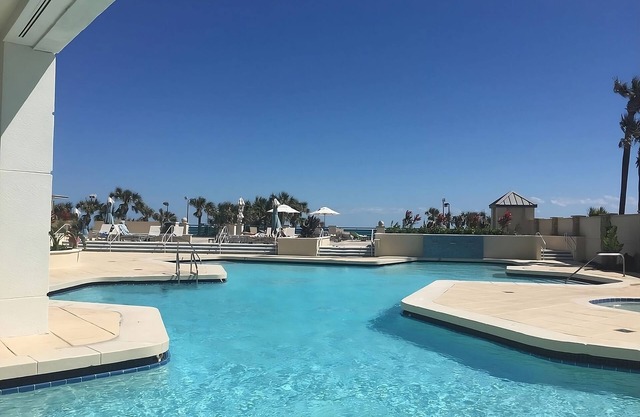 Dream Beach Vacay! 4 Units, 2 Swimming Pools & Spa! Right on the Beach