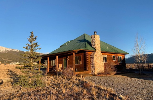 Dream cabin w/ stunning views near hot springs & town!