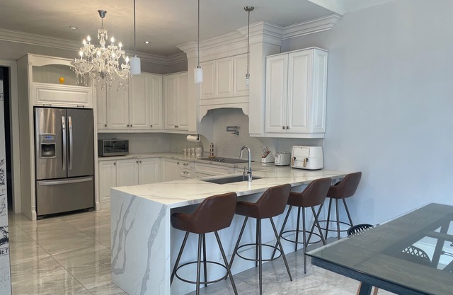 Dream Escape! Pristine home 5 mins to Canada's Wonderland - 20 mins to Pearson