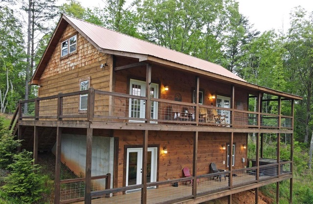 Dream Hideaway Cabin Rental 4br/2ba, hot tub, wifi, pool table