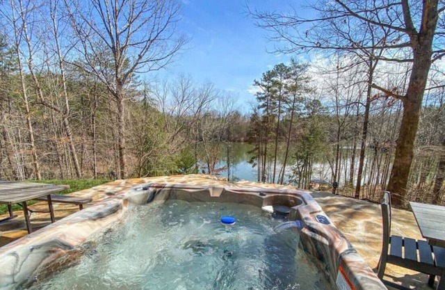 Lakehouse W/ Firepit, hot tub ⭐️ Private Dock