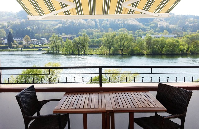Sueño ubicación - apartamento de lujo exclusivo Zell Mosel con balcón a 10 metros del agua