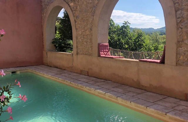MAGNIFICA CASA DE VIÑEDO EMPOTRADA EN LOFT CON PISCINA EN UN DOMINIO