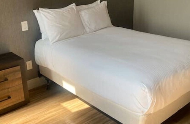 (11) Dream Suites Toronto Pearson Nap Room