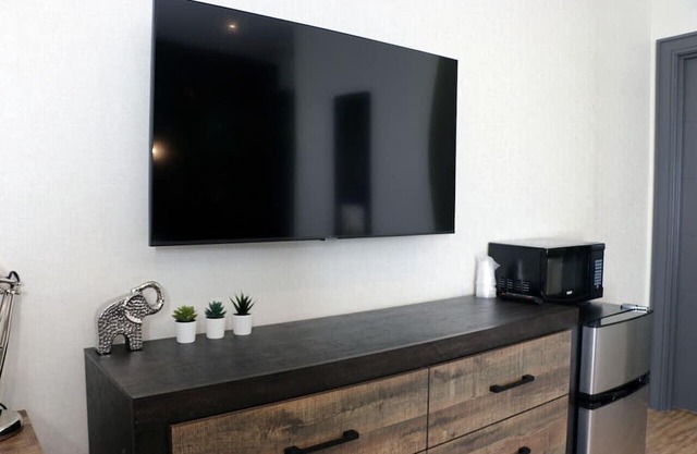 (6) Dream Suites Toronto Pearson (YYZ) Boutique Hotel