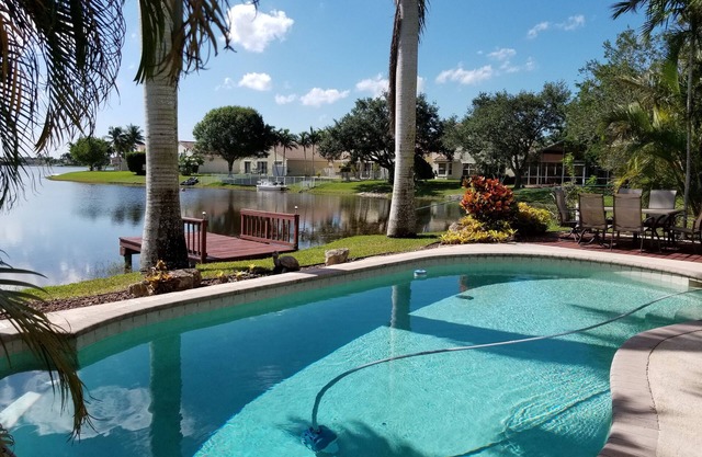 Casa de vacaciones de ensueño en Pembroke Pines con piscina climatizada