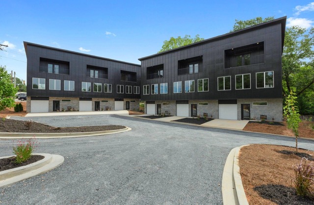 Urban Stay w/ Cozy and Relaxing Spaces - 2 Bed 2.5 Bath near downtown Easley, SC