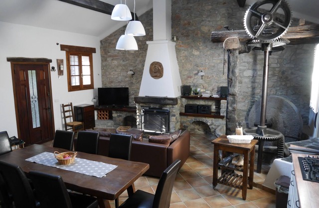 Antiguo molino de aceite de ensueño en una ubicación romántica justo en el río