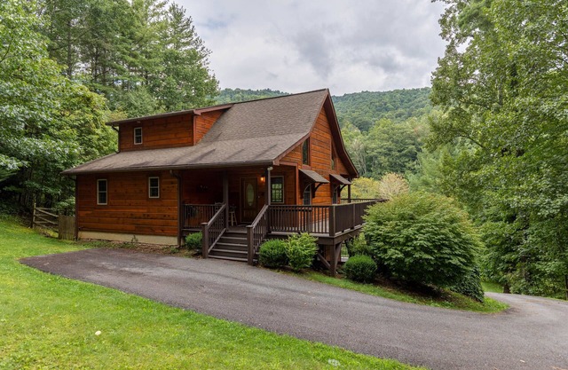 Dreams and Streams -3BR on the New River, within walking distance to Wahoo's adventures.