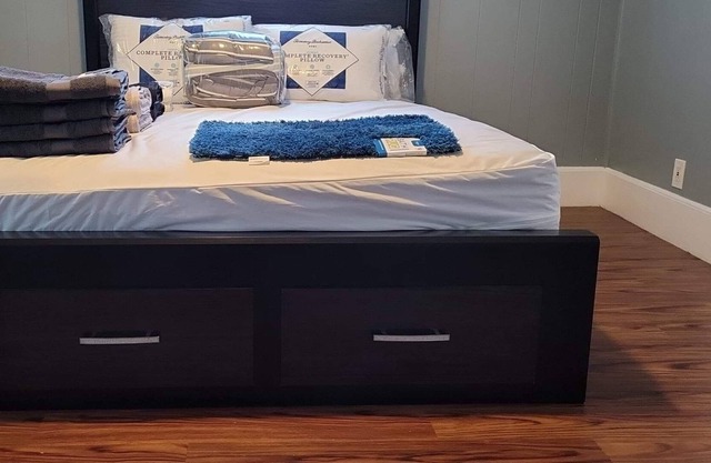 Dreamy 4/ free WiFi and parking minutes away from everything