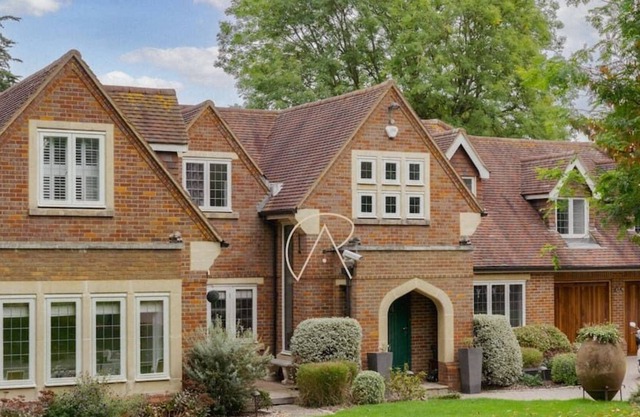 Riverside Escape Marlow, Large Luxury Home