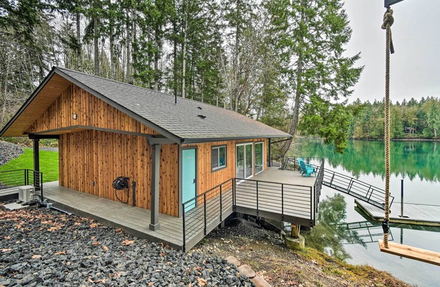 Dreamy Bayfront Cabin w/ View, Dock & Kayaks