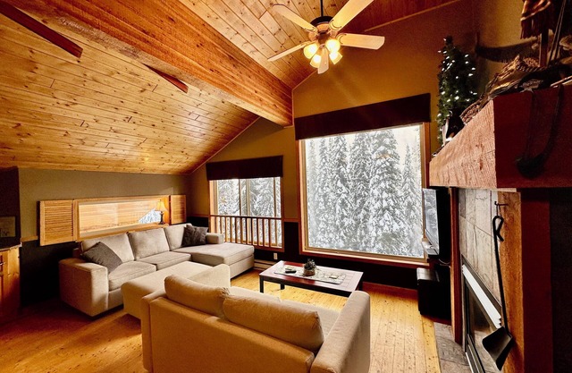Dreamy Big White Chalet ski in/ski out with Hot Tub