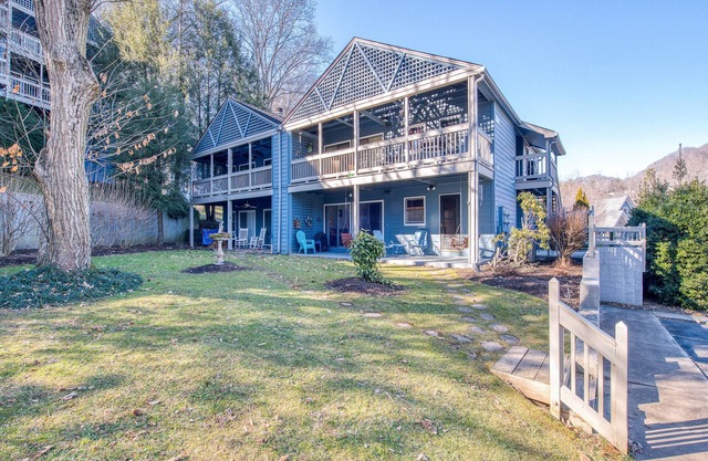 Dreamy Condo Near the Lake W/ Shared Pool, Furnished Patio & Free WiFi