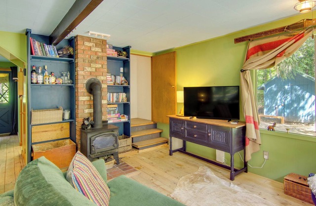Dreamy Gold Bar Cabin: River Access + Pets Welcome