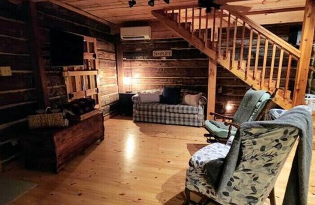 Dreamy log cabin off a country road, short hike to waterfalls. Pet friendly.