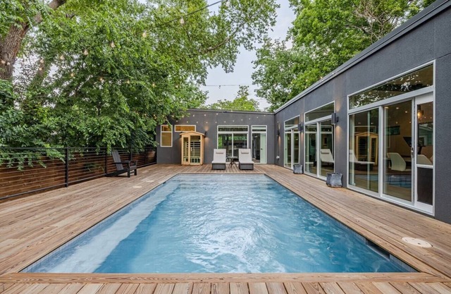 Dreamy Modern Retreat: Pool + Sauna: Mins from DT