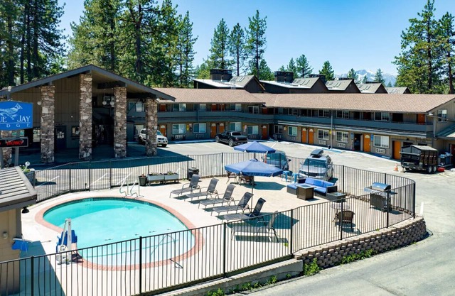 Dreamy Queen Bed Getaway on Stateline - Blue Jay Lodge
