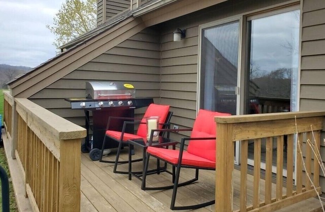 Dreamy Summers @ Green View Getaway - Dog Friendly & Steps to Golf!