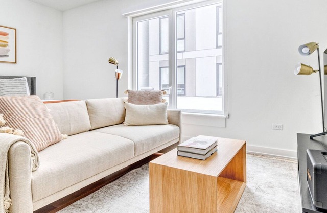 Dreamy Uptown Studio w/ Roof & W/D, near Aragon Ballroom, by Blueground