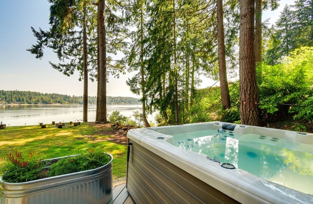 Dreamy Wooded Cabin with Private Beach & Kayaks!