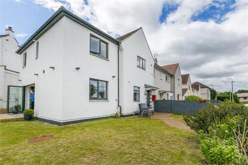 Dreghorn House 5 bedrooms,9 beds,3 toilets 2 showers,1 bath,2 reception Free Parking 233 mbp Wifi