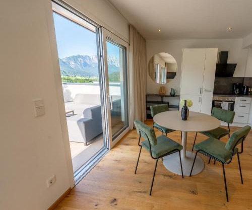 Drei Berge Blick - Moderne Ferienwohnung mit Panorama-Terrasse in Gröbming