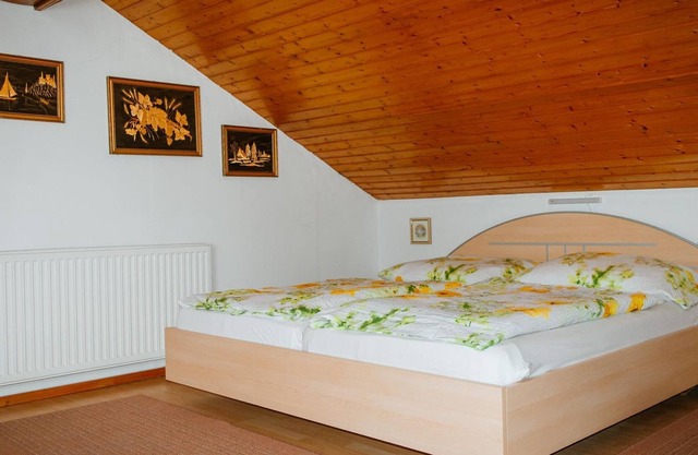 Dreibettzimmer, Dusche, WC, Nichtraucher - Gästehaus Mikosch