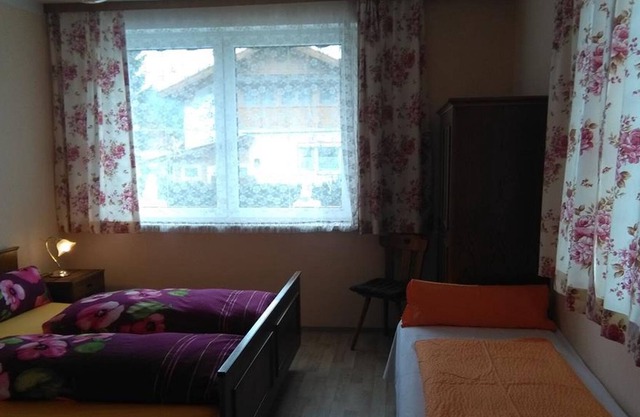 Dreibettzimmer mit Du/wc - Gästehaus Schiefer