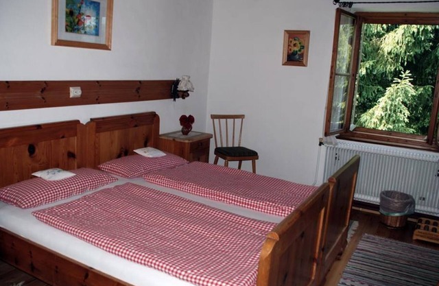 Dreibettzimmer mit Dusche, WC - Gesundheits- und Biobauernhof Rotbuchner