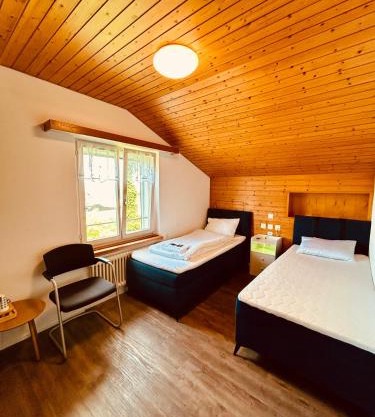 Dreibettzimmer mit eigenem Bad und Seeblick