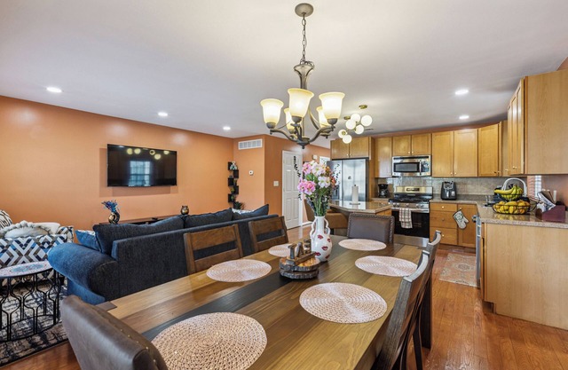 Drexel Iconic: Suburban Retreat, Spacious 3-bedroom home, Central AC, Amenities