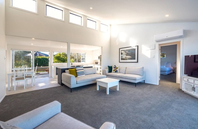 Driftwood Beach House - Driftwood Beach House is a newly renovated modern family home with three bedrooms, two bathrooms a large kitchen and a spa pool. Located on the shores of Blackpool Beach in Oneroa on a quiet (access only) road this is a beauti