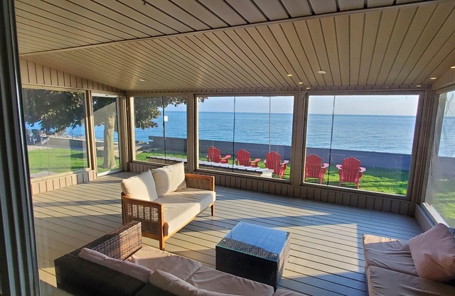 Driftwood Lakehouse with hot tub. Short walk to Point Pelee Park