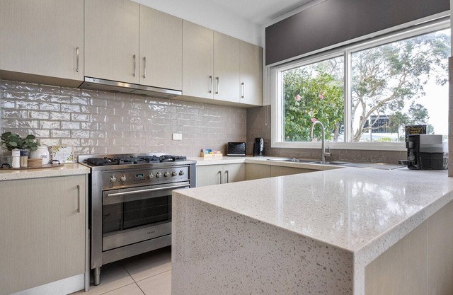 Dromana Seaside - 2 bedroom - Only 500m to the beach and shops