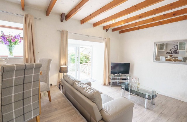 Drumlanrig Cottage - a cottage that sleeps 4 guests in 2 bedrooms