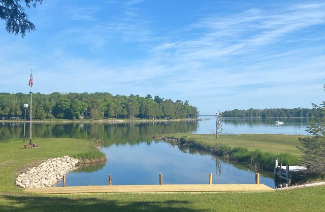 Drummond Island Hotel & Vacation Homes - Paradise Rock